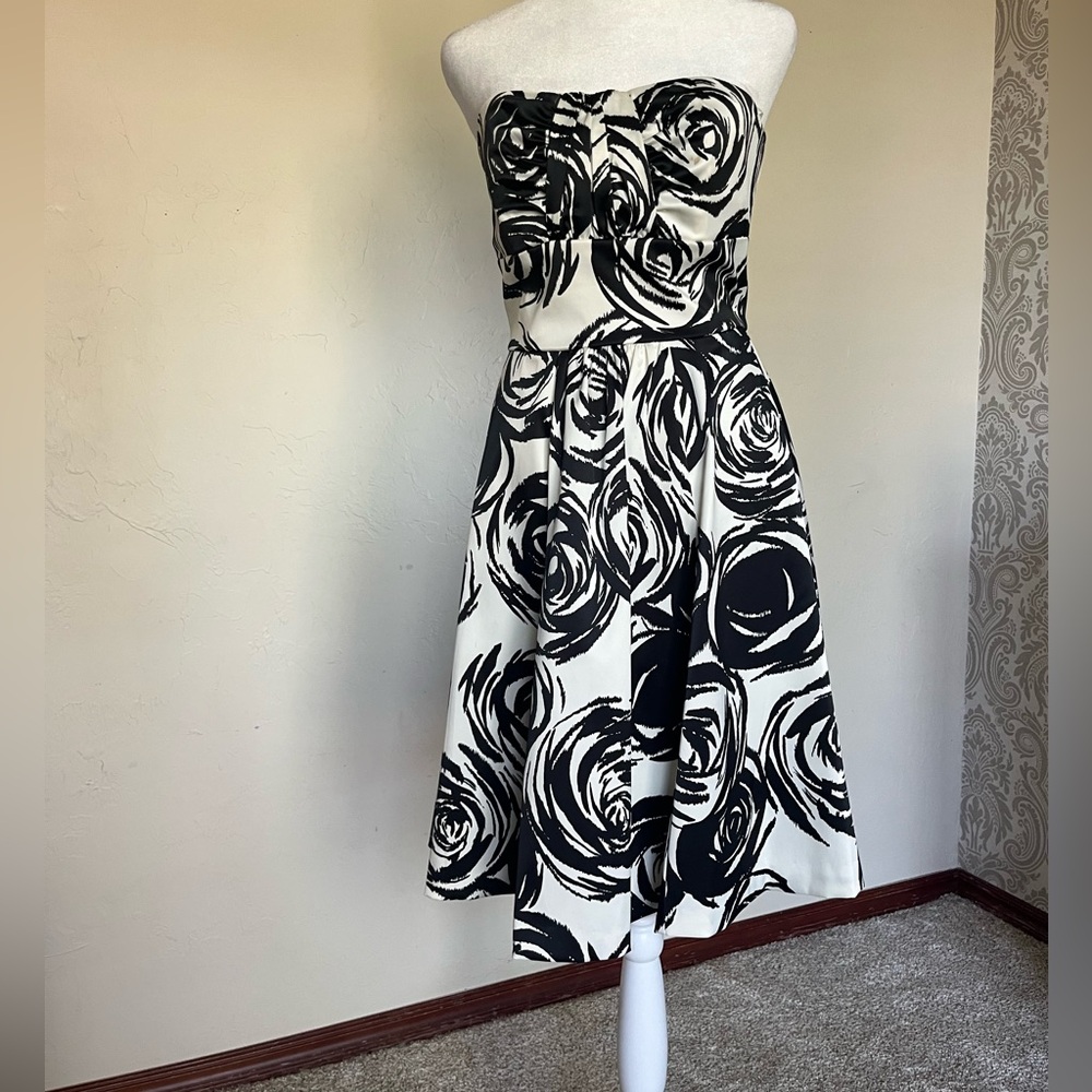 White House Black Market Elegant Black and White Strapless Dress Size 6